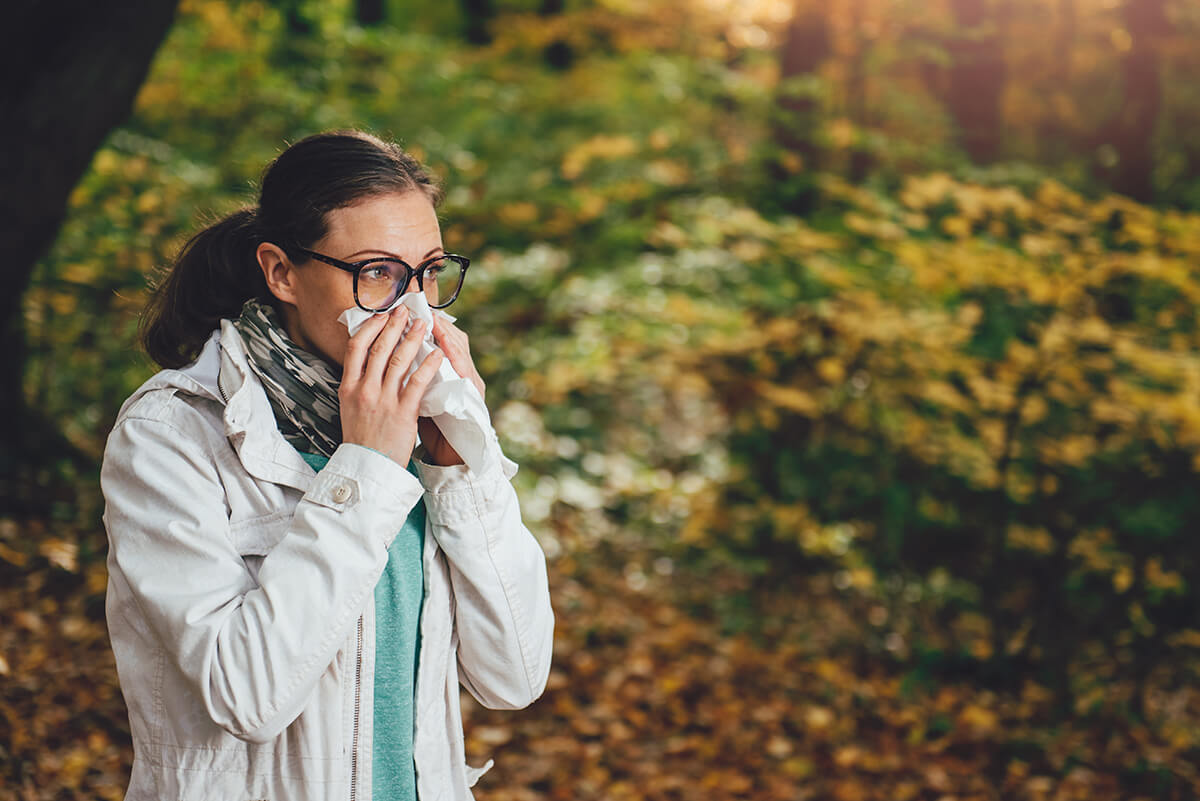 Kobieta siąka nos - Alergia jesienią - co najbardziej dokucza alergikom