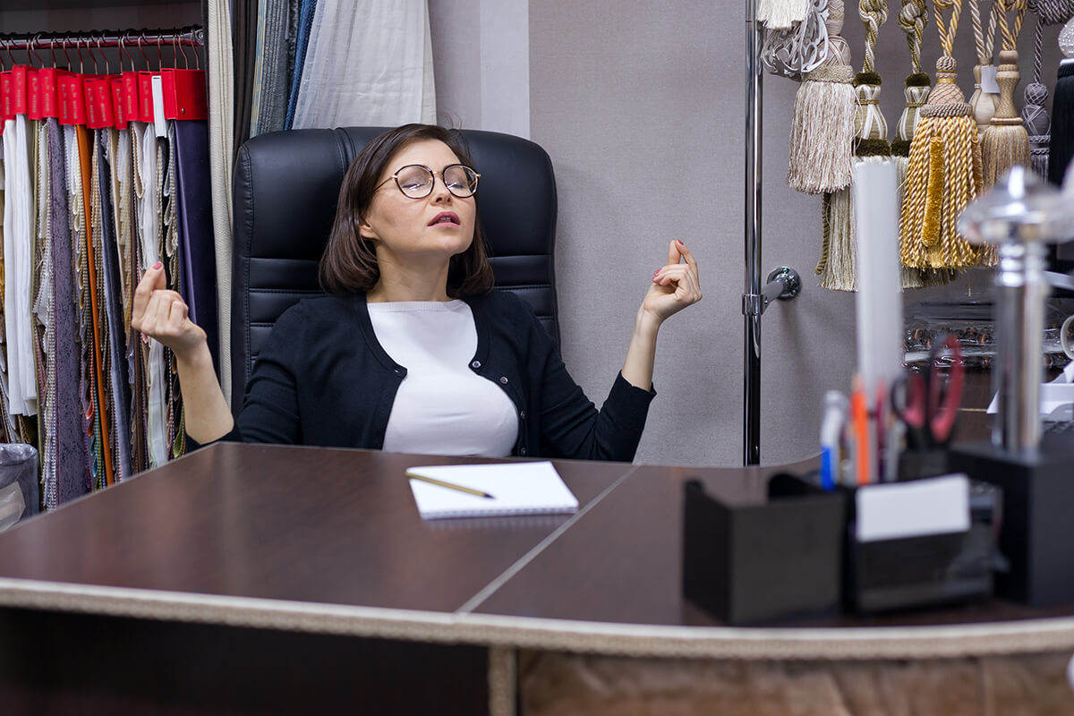 Kobieta w pracy medytuje - jak radzić sobie ze stresem