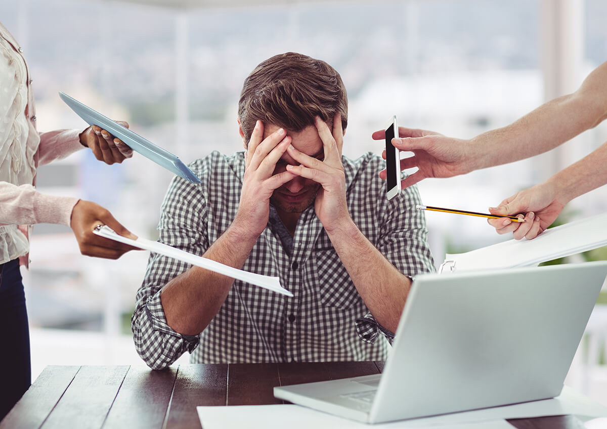 Zestresowany mężczyzna w pracy - Jak radzić sobie ze stresem
