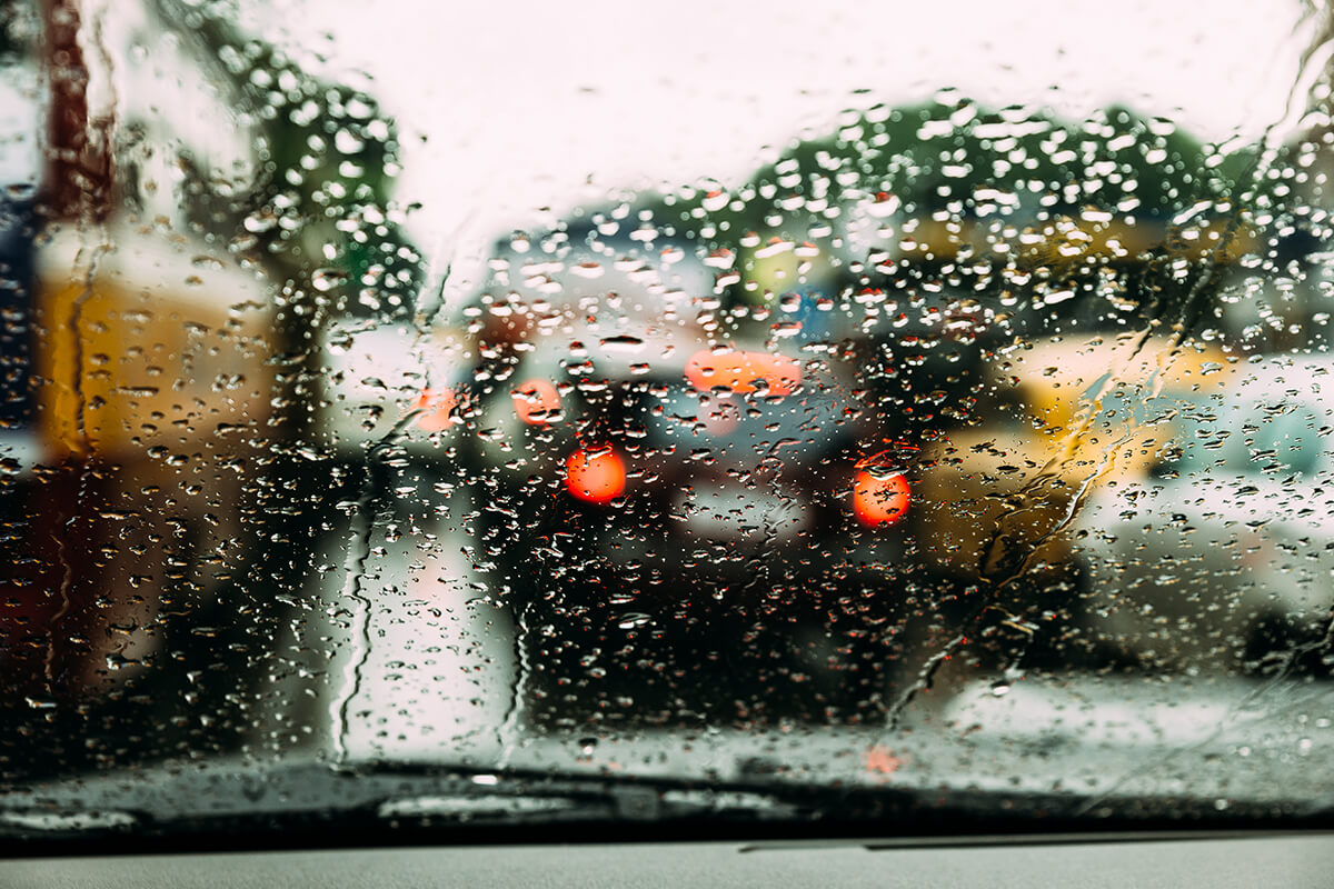 Korek drogowy w deszczu - Jak radzić sobie ze smogiem