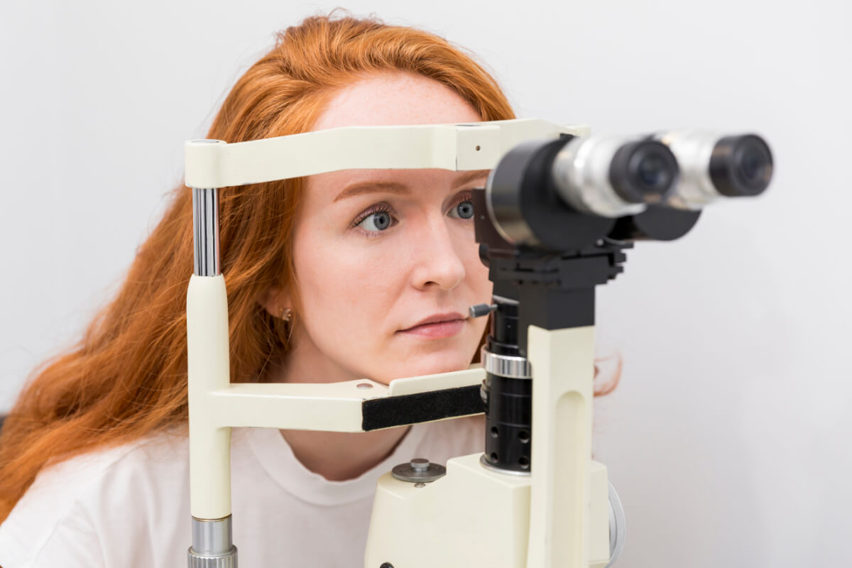 Młoda kobieta poddaje się badaniu wzroku .Badanie oczu - jak często je wykonywać
