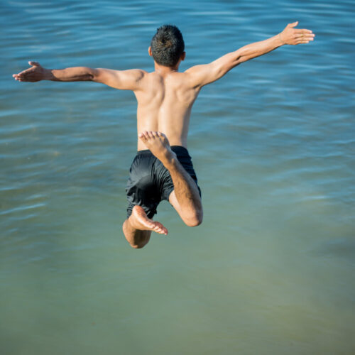 Młody chłopak skacze do wody. Skok do wody na główkę - dlaczego ludzie wciąż to robią