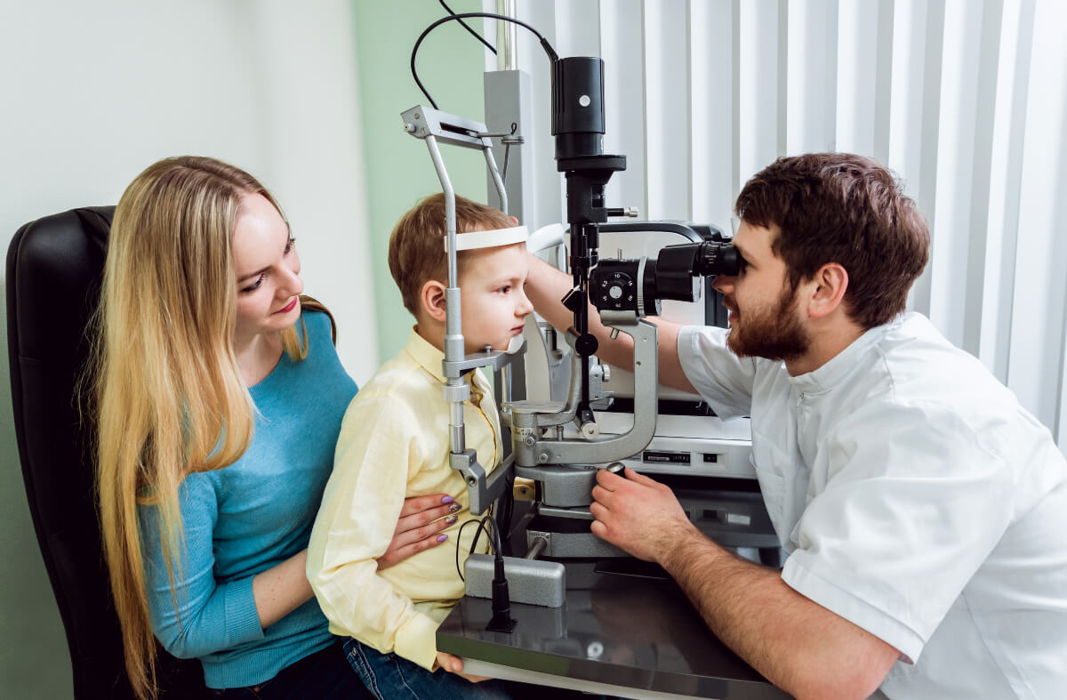 Okulista bada wzrok dziecka. Badanie oczu - jak często je wykonywać