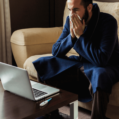 Chory mężczyzna przed monitorem. Znany lekarz - nie tylko umawianie wizyt online