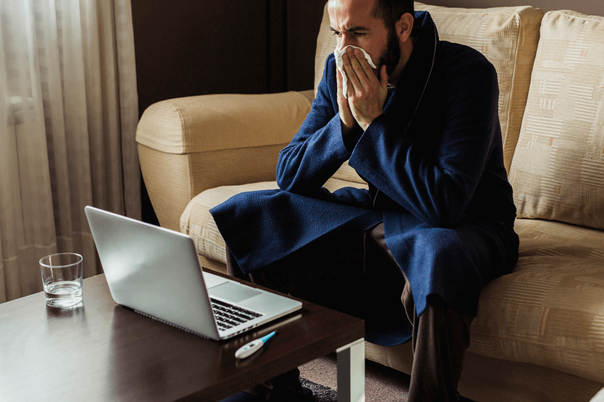 Chory mężczyzna przed monitorem. Znany lekarz - nie tylko umawianie wizyt online