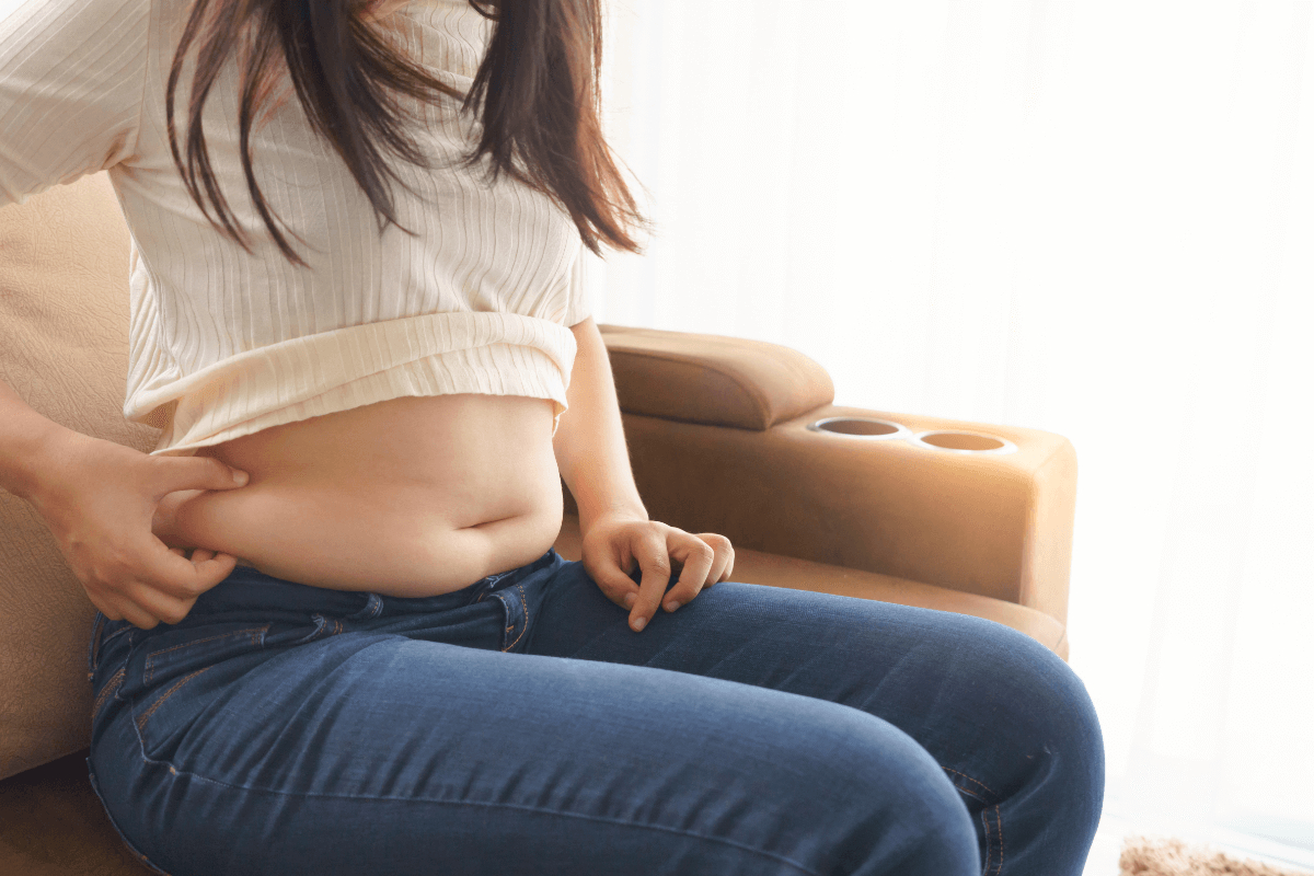 Nadmiar skóry na brzuchu kobiety. Co to jest abdominoplastyka częściowa?