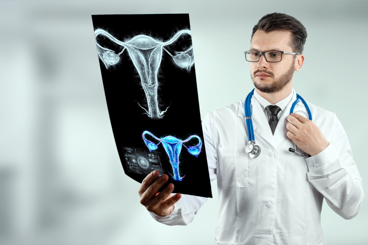 Lekarz ze zdjęciem macicy. Rak endometrium - czy można mu zapobiec?