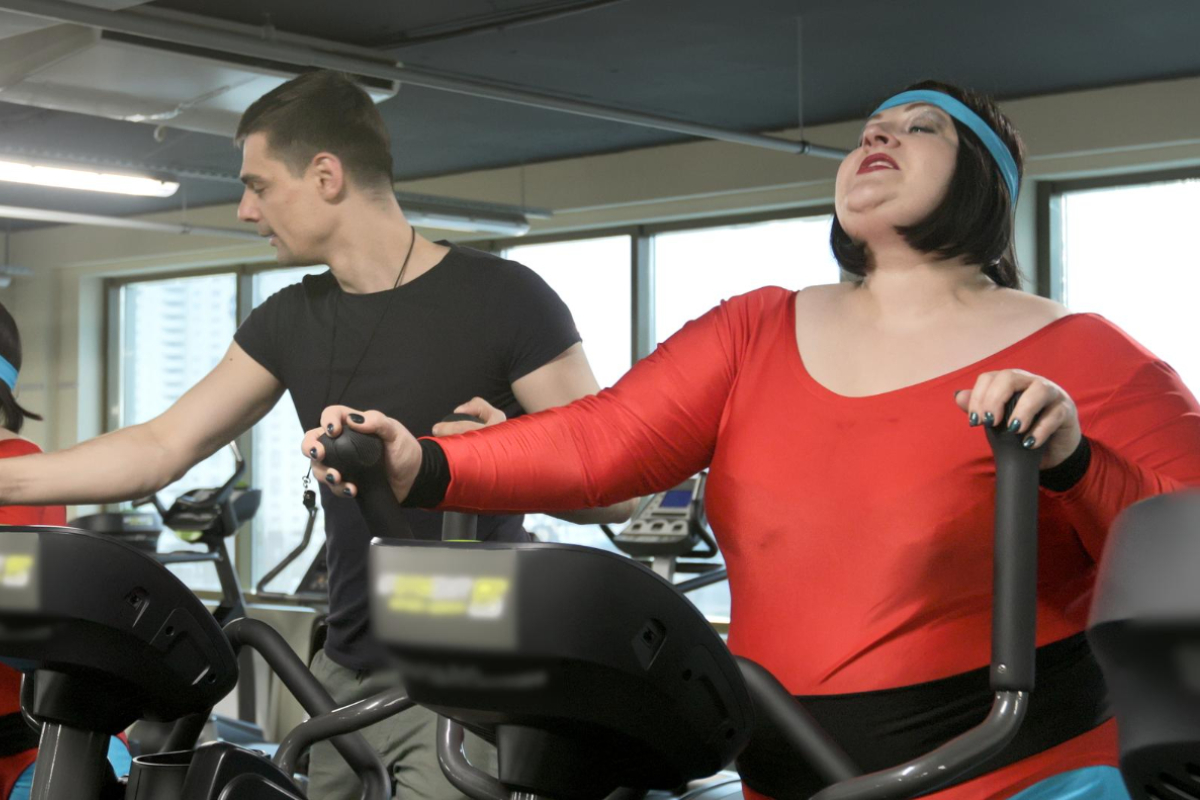 Osoba otyła w trakcie ćwiczeń. Rola fizjoterapeuty przy nadwadze — jak może ci pomóc