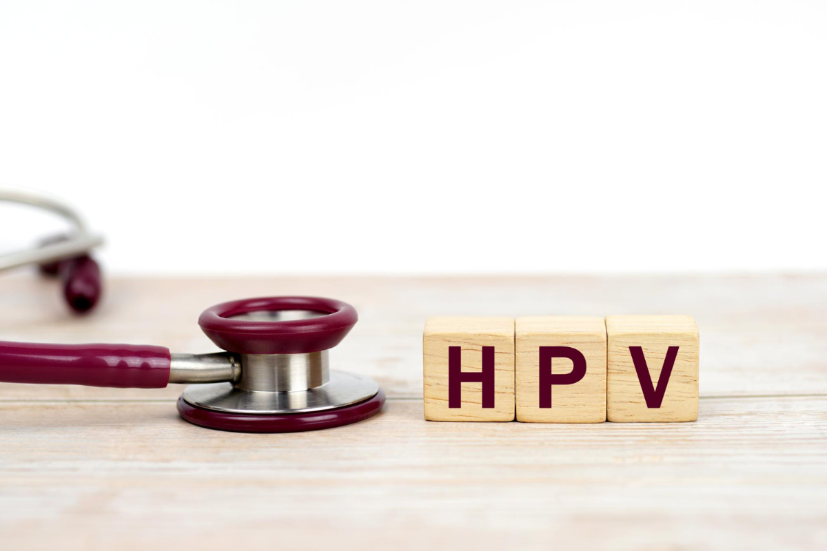 Stetoskop i napis HPV. Najczęstsze choroby ginekologiczne kobiet