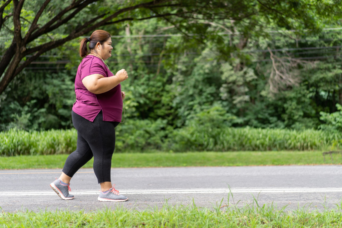 Otyła kobieta biega. Wpływ otyłości na narząd ruchu — jak bardzo jest szkodliwy