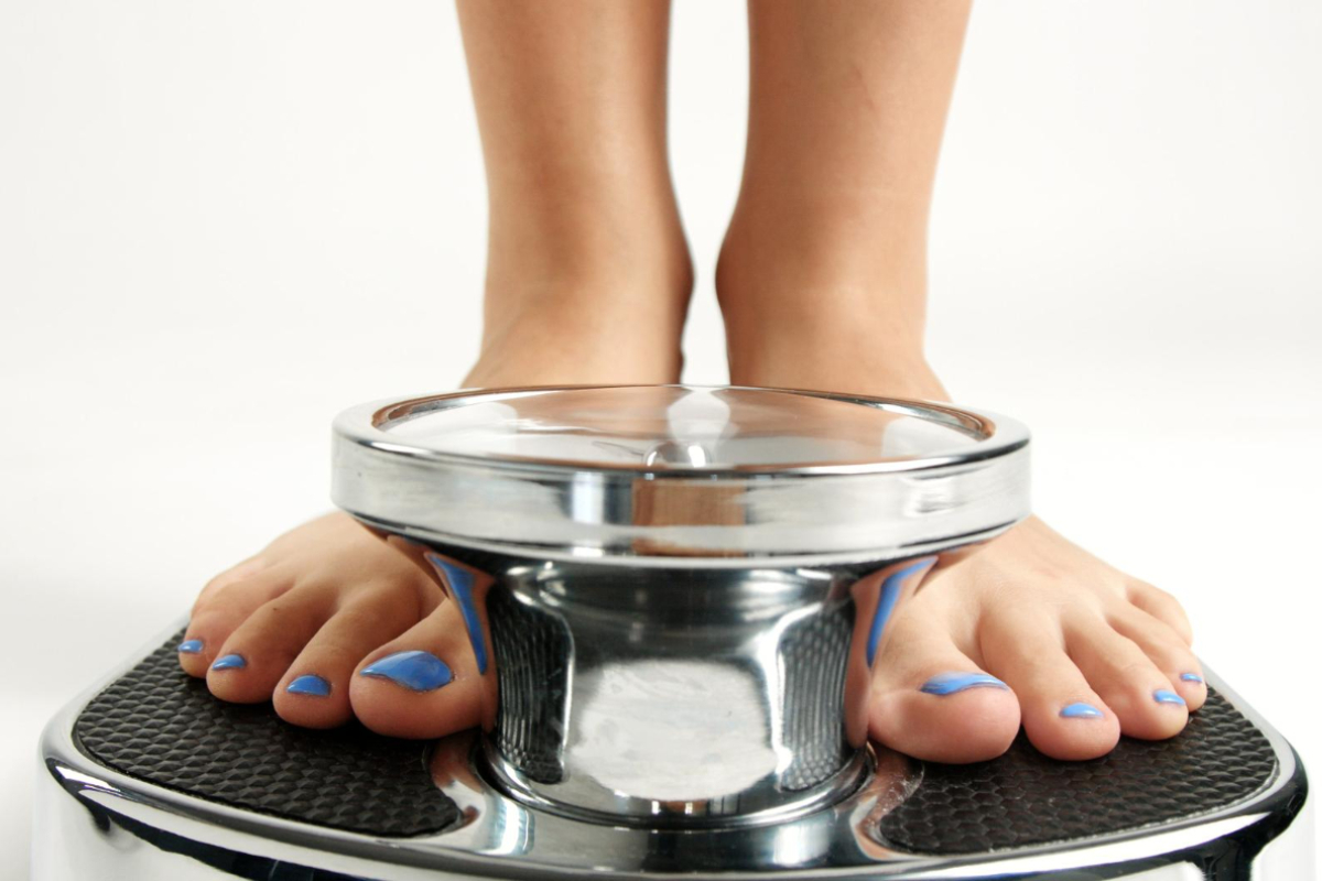 Kobieta na wadze. Otyłość pierwotna i otyłość wtórna — czym się różnią