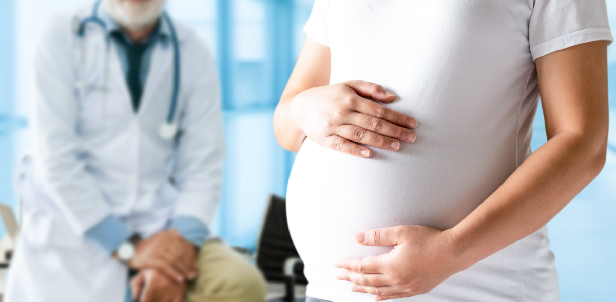Kobieta w ciąży u ginekologa.  Badanie prenatalne