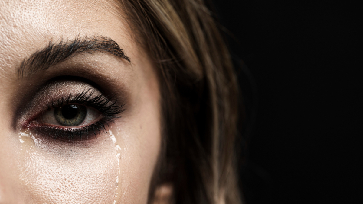 Załzawione oko kobiety. Zapalenie gruczołu łzowego — jak się objawia