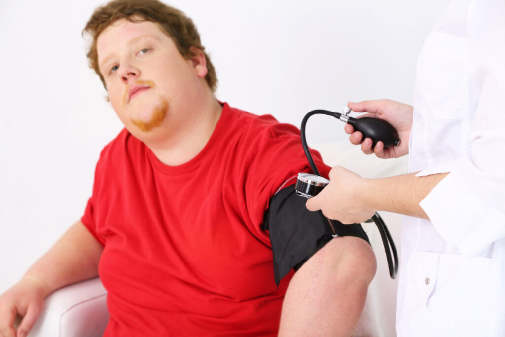 Pomiar ciśnienia u otyłego mężczyzny. Choroby towarzyszące nadwadze