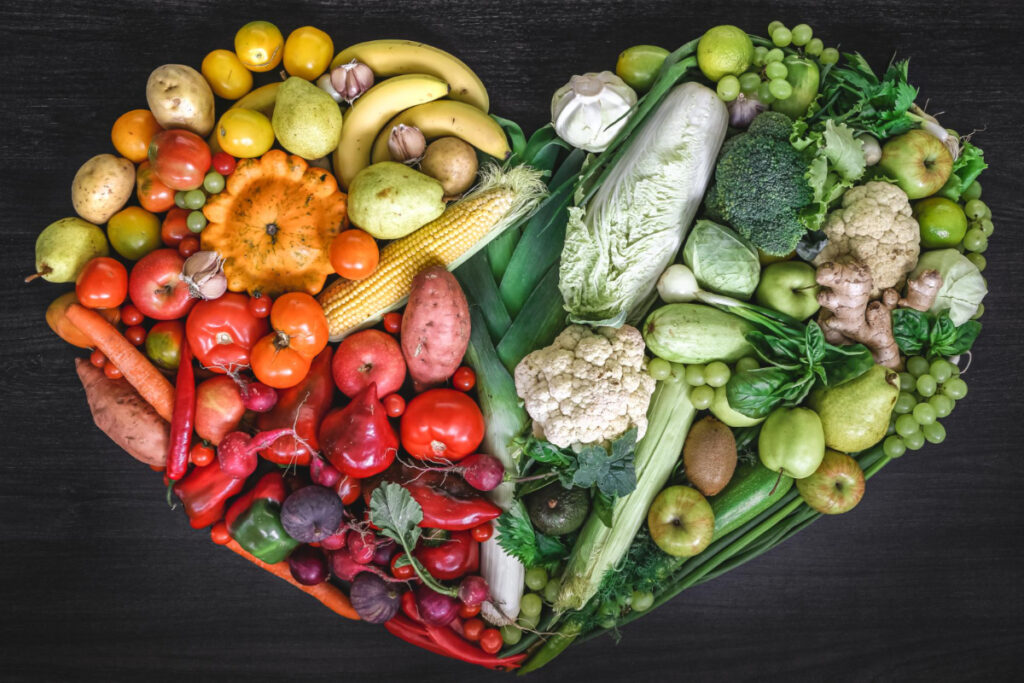 Warzywa ułożone w kształt serca. Dieta zdrowa dla serca