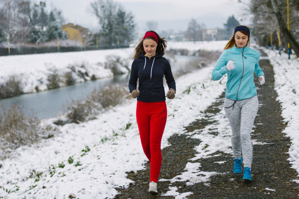 Dwie dziewczyny biegają zimą