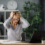 Zestresowana kobieta w pracy. Stres a problemy ginekologiczne