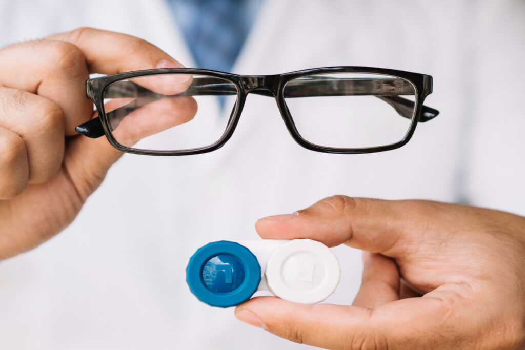 Okulista prezentuje okulary i soczewki. Soczewki czy okulary — co wybrać
