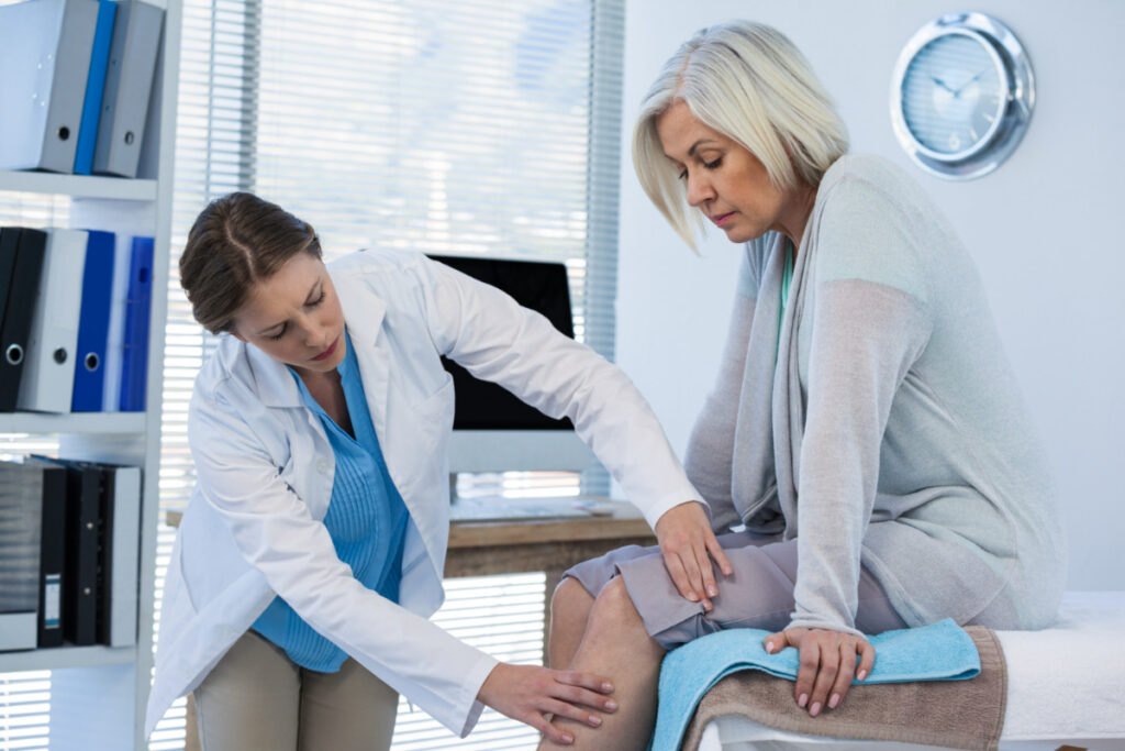 Ortopeda bada kolano pacjentki