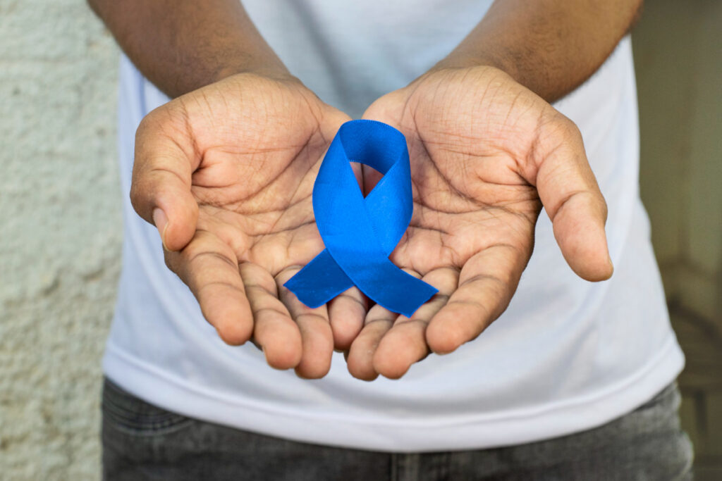 Błękitna wstążeczka na dłoniach mężczyzny - Profilaktyka raka prostaty