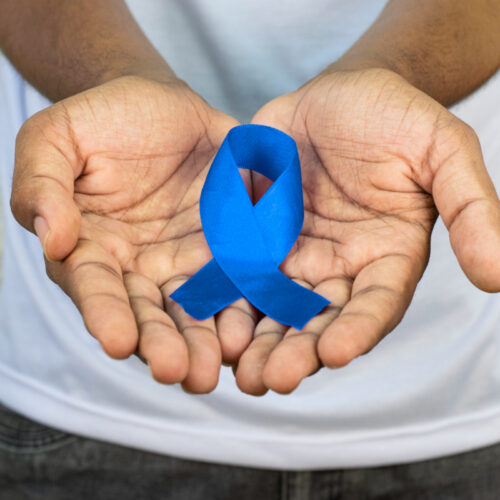 Błękitna wstążeczka na dłoniach mężczyzny - Profilaktyka raka prostaty