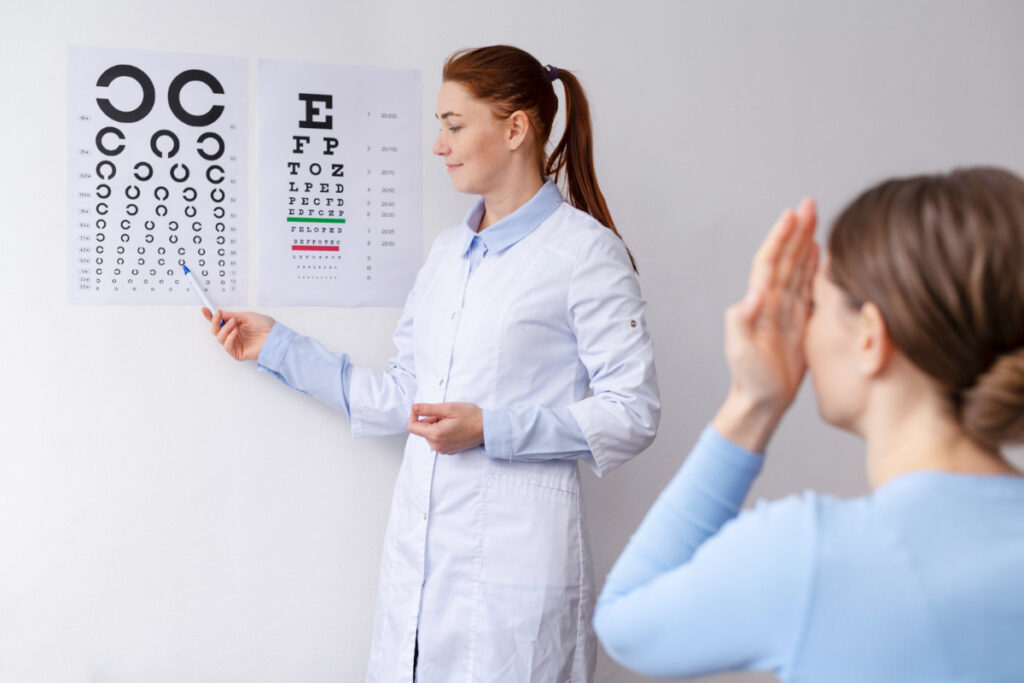 Kobieta u okulisty - badania medycyny pracy