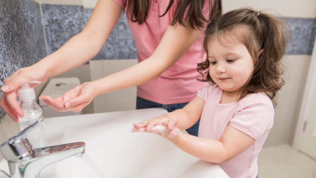 Mama z córką myją ręce. Profilaktyka Helicobacter u dzieci