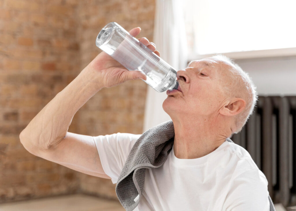 Starszy mężczyzn pije wodę - picie wody codziennie