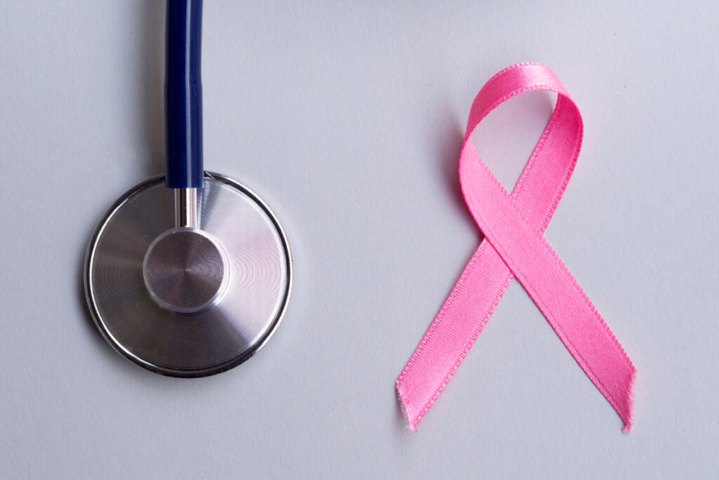 Stetoskop i różowa wstążeczka. Rak piersi — jak możesz zwiększyć szanse na wyleczenie