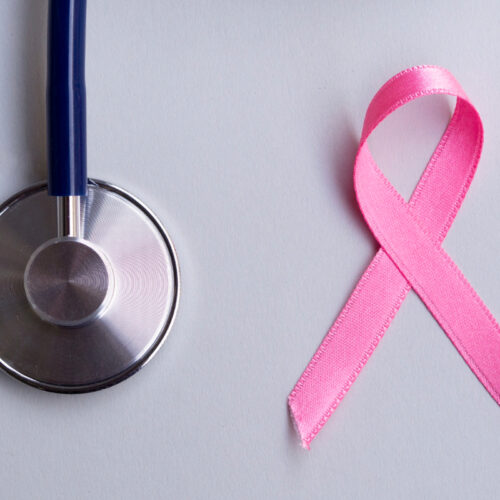 Stetoskop i różowa wstążeczka. Rak piersi — jak możesz zwiększyć szanse na wyleczenie