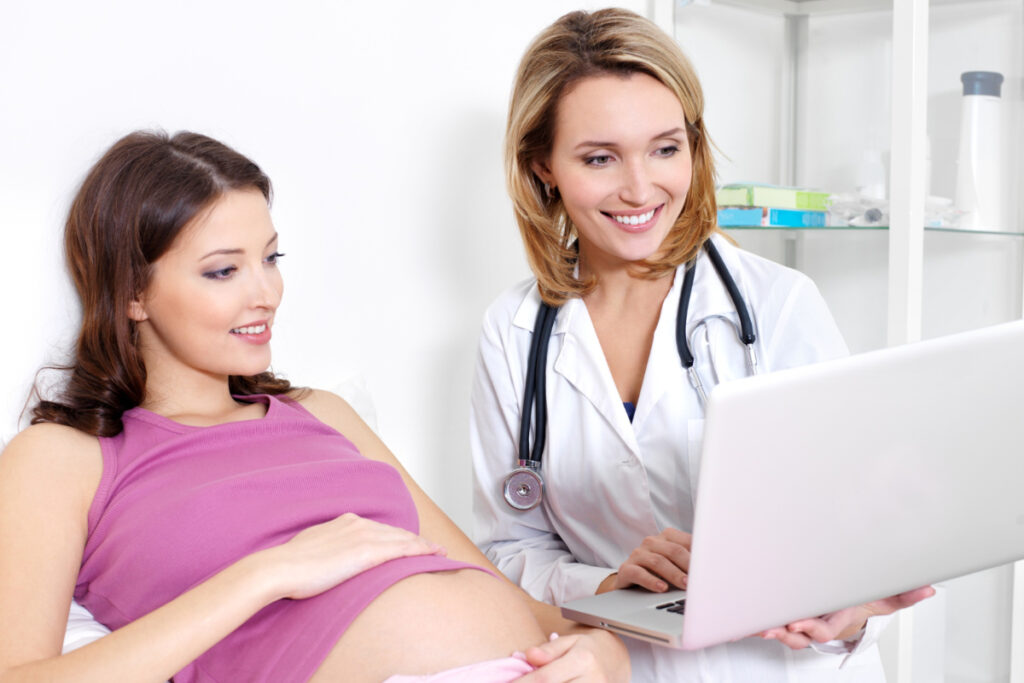 Kobieta w trakcie wizyty kontrolnej u ginekologa. Test prenatalny SANCO — jakie są wskazania do jego wykonania