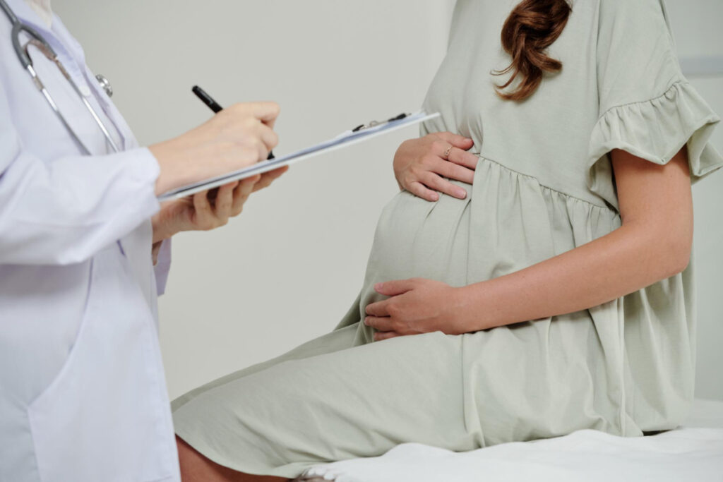 Starsza kobieta w ciąży u ginekologa. Późne macierzyństwo — jakie ryzyko ze sobą niesie