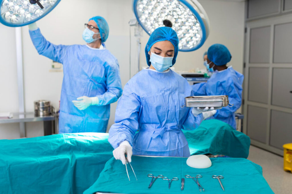 Sala operacyjna - przygotowanie do zabiegu powiększania piersi. Lekkie implanty piersi B-Lite