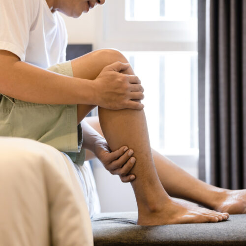 Skurcz w nodze mężczyzny - tężyczka leczenie, diagnostyka, objawy