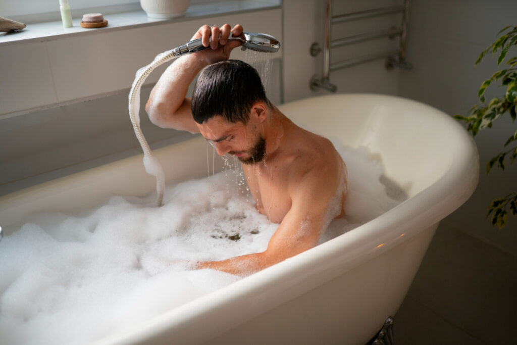 Mężczyzna w trakcie kąpieli w wannie - samobadanie jąder krok po kroku