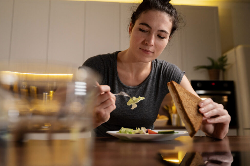 Dziewczyna w skupieniu je zdrowy posiłek - bariatryczna dieta wielkanocna