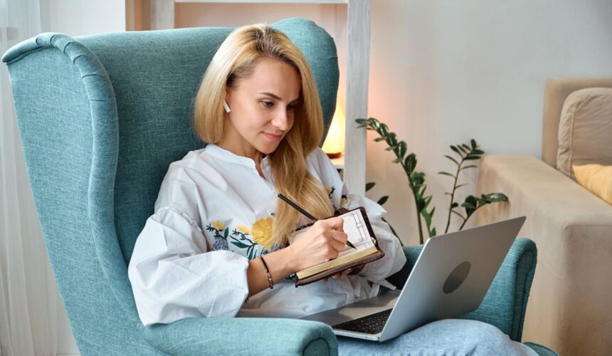 Kobieta na fotelu z laptopem na kolanach. Skuteczność psychoterapii zdalnej