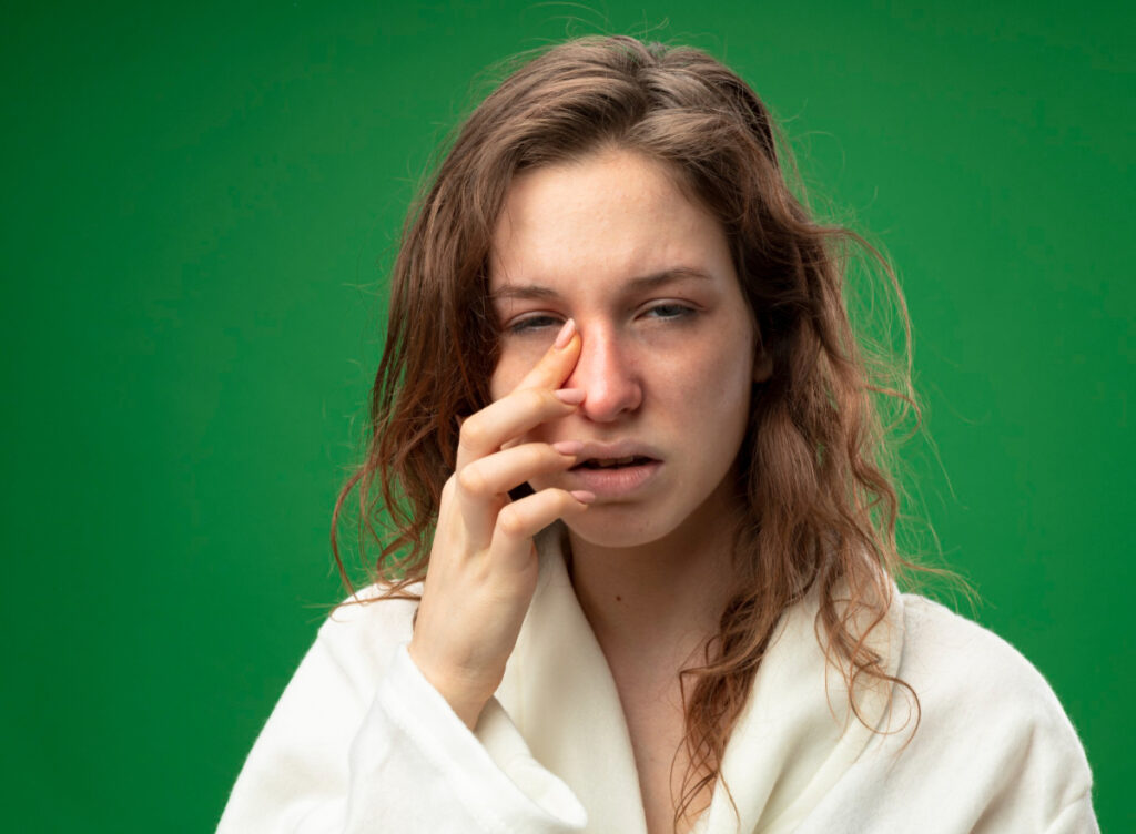 Młoda kobieta ze złamanym nosem - noc pourazowy - leczenie