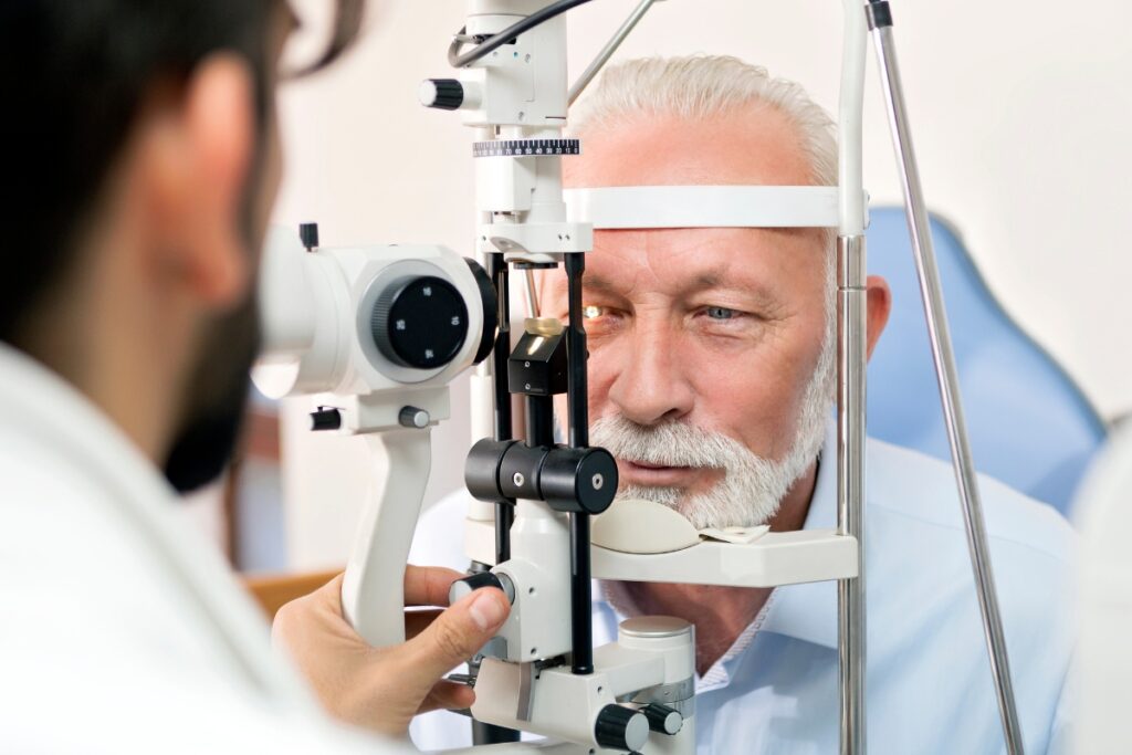 Starszy mężczyzna w trakcie badania wzroku - przyczyn jaskry i profilaktyka