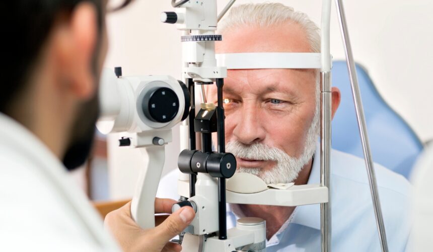 Starszy mężczyzna w trakcie badania wzroku - przyczyn jaskry i profilaktyka