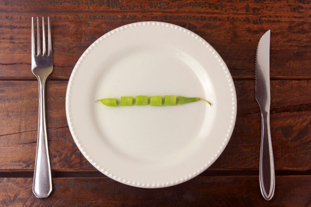 Pokrojony strączek na talerzu - Dieta mocno odchudzająca — co musisz wiedzieć