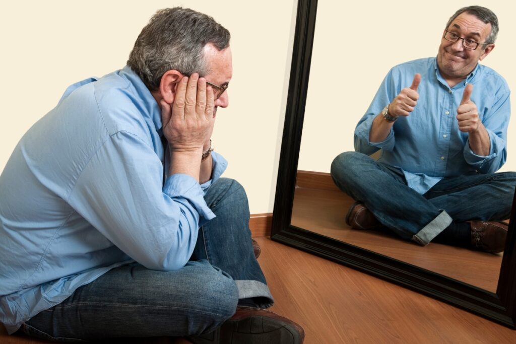 Mężczyzna przed lustrem - leczenie schizofrenii