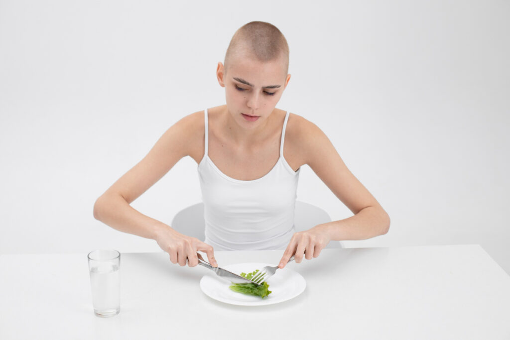 Szczupła kobieta je sałatę - dieta mocno odchudzająca -skutki