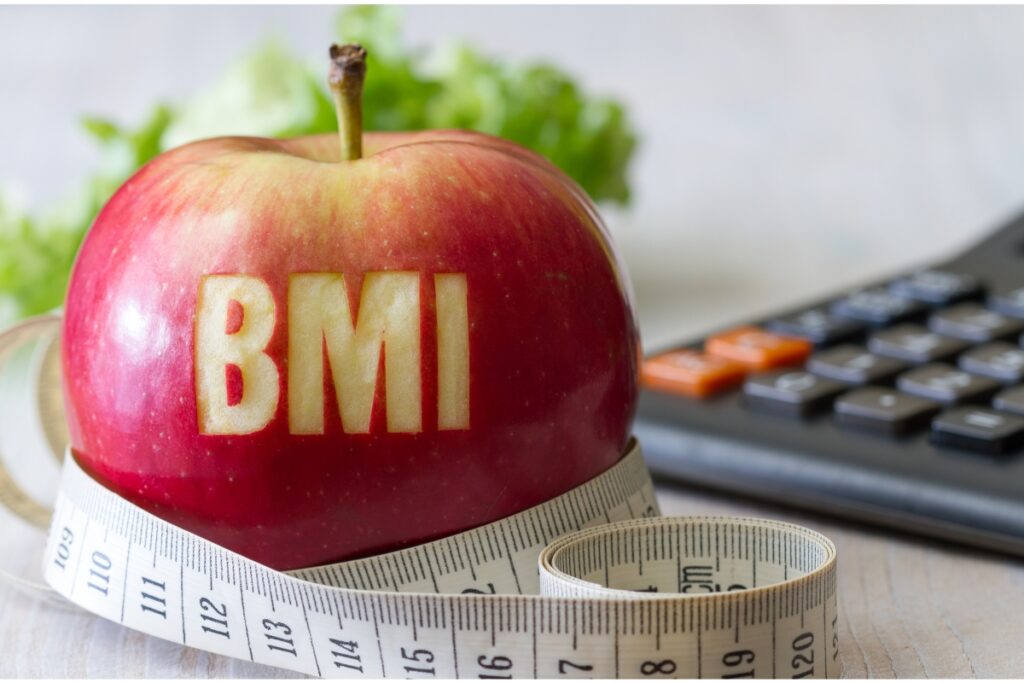 Jabłko z wyciętym napisem BMI  - jak zacząć samodzielne odchudzanie