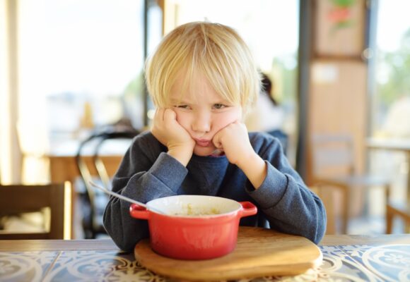 Dziecko nad miską z jedzeniem - Jadłowstręt u dzieci — jakie są możliwe przyczyny