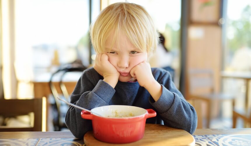 Dziecko nad miską z jedzeniem - Jadłowstręt u dzieci — jakie są możliwe przyczyny