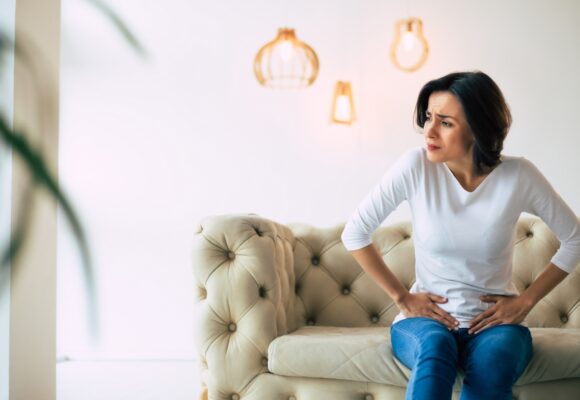 Kobieta z bólem w podbrzuszu - Zaburzenia miesiączkowania po 40